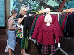 В больших торговых центрах можно найти школьные юбки и жакеты для девочек по 180 гривен и костюмы для мальчиков по 190 гривен