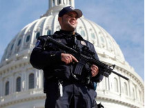 Вооруженный полицейский возле Капитолия