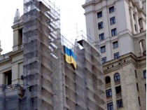 украинский флаг на высотке в Москве