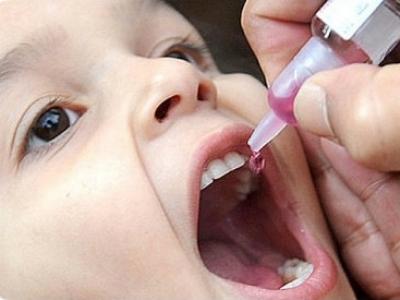 Врач делает прививку от полиомиелита ребенку