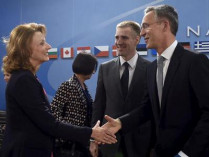 Министр обороны Черногории Милица Пеянович и Генеральный секретарь НАТО Йенс Столтенберг