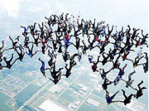 В америке 108 парашютистов совершили уникальный групповой прыжок вниз головами с высоты более пяти километров