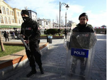 Турецкие полицейские оцепили площадь Султанахмет
