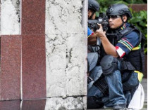 Индонезийский полицейский с автоматом