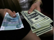 Российский рубль возобновил падение: уже 76,8 за доллар