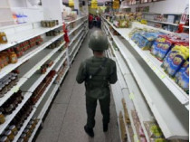 Солдат охраняет торговый зал в супермаркете