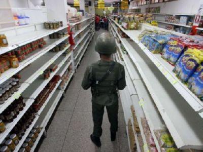 Солдат охраняет торговый зал в супермаркете