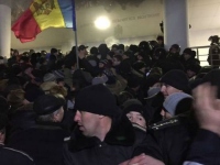 В Молдове протестующие ворвались в здание парламента (фото, видео)