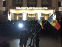 Митингующие освободили здание парламента Молдовы
