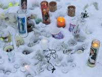 Цветы и свечи на снегу возле школы Ла Лоше