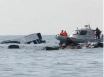 Спасательный катер возле затонувшего судна