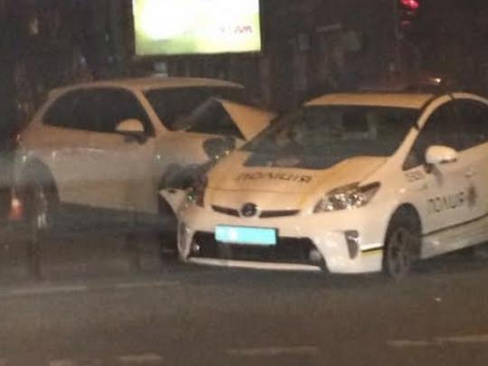 В Одессе женщина на «Porsche» врезалась в патрульную «Toyota Prius» и скрылась: травмирован полицейский