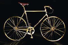 Самый дорогой в мире велосипед, отделанный золотом и украшенный кристаллами «сваровски», обошелся жителю лондона почти в 100 тысяч долларов