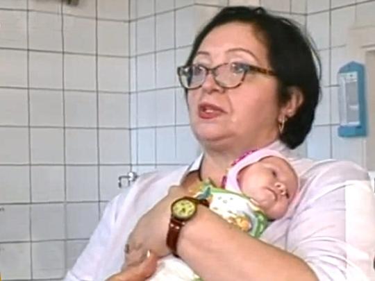 В Станице Луганской мать троих детей выбросила новорожденную дочку на улицу, где одичавшие собаки отгрызли ей руку