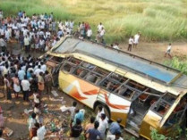 В Индии погибли 37 человек в результате падения автобуса в реку