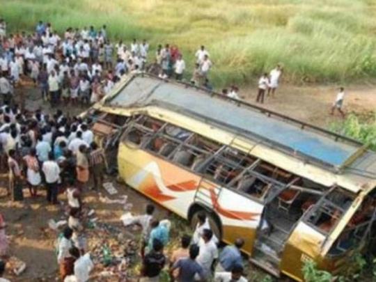 В Индии погибли 37 человек в результате падения автобуса в реку