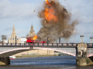 В центре Лондона на мосту взорвали автобус (фото, видео)