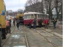 В Киеве сошел с рельсов трамвай: двое пострадавших