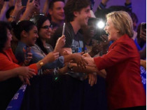 Хиллари Клинтон приветствует своих сторонников