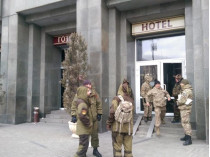 СМИ: людям, захватившим отель «Казацкий», выдвинули ультиматум