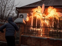 горит дом коктейль Молотова