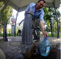 Киевлянам отказывают в единственной бесплатной услуге&nbsp;— набрать чистой воды из артезианской скважины?