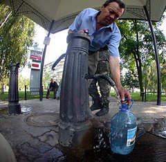 Киевлянам отказывают в единственной бесплатной услуге&nbsp;— набрать чистой воды из артезианской скважины?