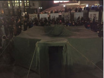 На Майдане коммунальщики начали демонтировать палатки