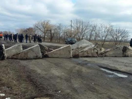На Николаевщине бетонными блоками заблокировали трассу Н11 (фото)