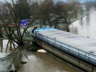 В Германии 105-метровая баржа перекрыла Майн, сев на мель (фото, видео)