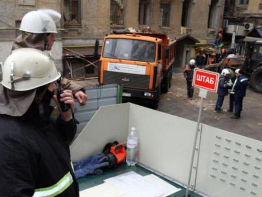 ГСЧС объявила о завершении спасательной операции в обвалившемся доме в Киеве