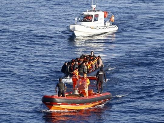 Турецкая береговая охрана сопровождает лодку с беженцами