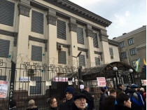 Протестующие закидали яйцами посольство РФ в Киеве