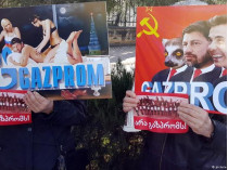 Участники акции с плакатами, высмеивающими Каху Каладзе