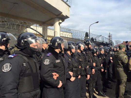 В Одессе активисты под консульством РФ сожгли чучело Путина и устроили потасовку с силовиками 