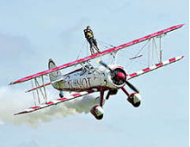 Восьмилетний британец установил мировой рекорд, пролетев, стоя на крыле самолета, несколько сотен метров