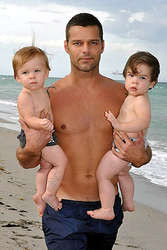 Рикки мартин отпраздновал первый день рождения своих близнецов на одном из пляжей майами