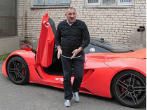 Николая Фоменко рядом с прототипом российского спорткара