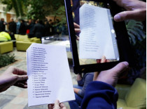 Списки погибших в руках сотрудника МЧС России