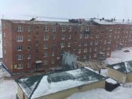 В Дудинке ветер сорвал крышу с многоэтажного жилого дома (видео)