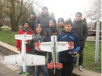 Во Львове школьники из детского кружка авиамоделирования вместе с волонтерами создали для Вооруженных Сил Украины 15 беспилотников