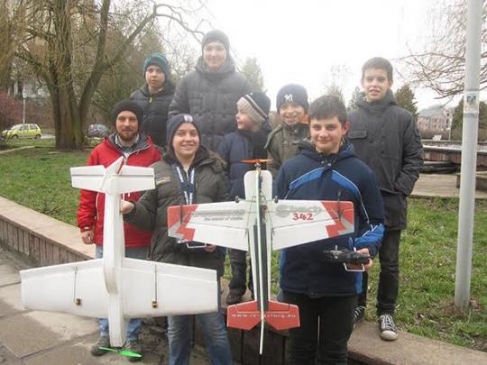 Во Львове школьники из детского кружка авиамоделирования вместе с волонтерами создали для Вооруженных Сил Украины 15 беспилотников