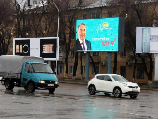 Агитационный плакат на одной из улиц Алма-Аты