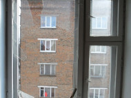 На Сумщине парень, доставленный в полицию, попытался сбежать, выпрыгнув из окна четвертого этажа (фото)