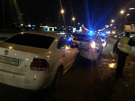 В Киеве водитель врезался в припаркованный автомобиль полиции