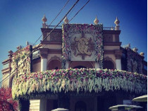 Вход в ресторан «Сафиса» был украшен цветами