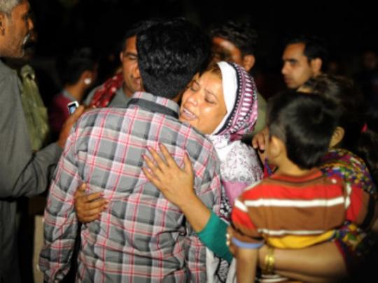 Женщина обнимает своих детей после взрыва в Лахоре
