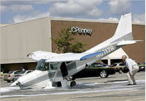 В результате аварийной посадки самолета на автостоянке торгового центра в америке чудом никто не пострадал
