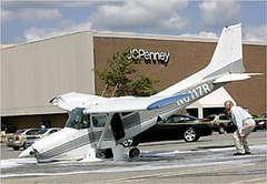 В результате аварийной посадки самолета на автостоянке торгового центра в америке чудом никто не пострадал