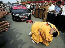 52-летняя китаянка протащила на 30 метров восемь автомобилей, привязанных к ее косе